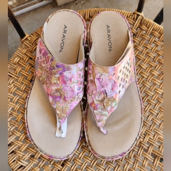 Aravon ‎ Cambridge Thong Sandal Flip Flops Pink Floral Leather - Picture 4 of 7